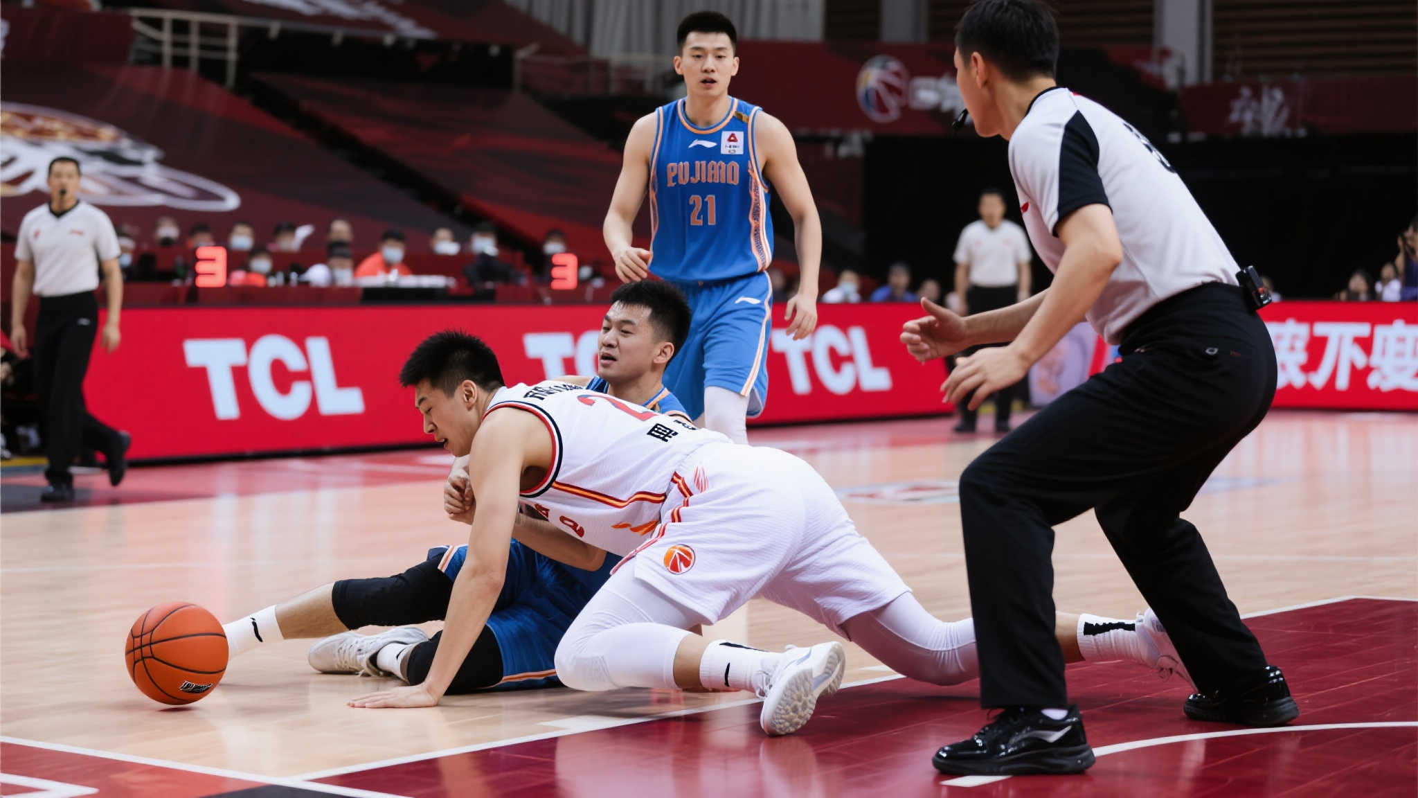 裁判漏吹?红队11号疑似肘击蓝队9号致其倒地引热议 这次非自然跌倒直接影响后续战局的发展,同时也带出了